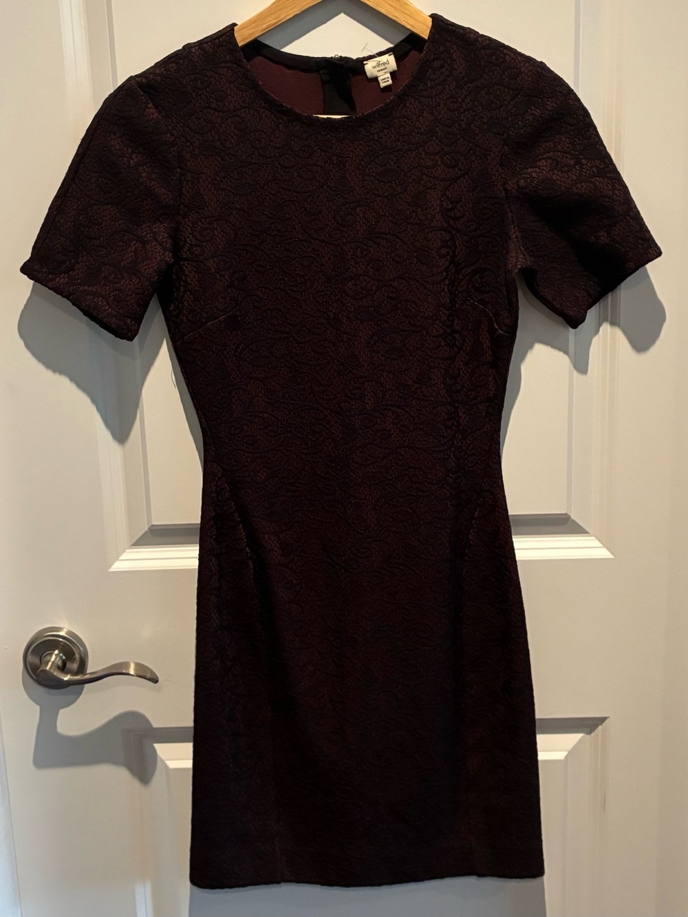 Aritzia Wilfred Women's Short Sleeve Textured Sheath Dress in Deep Burgundy